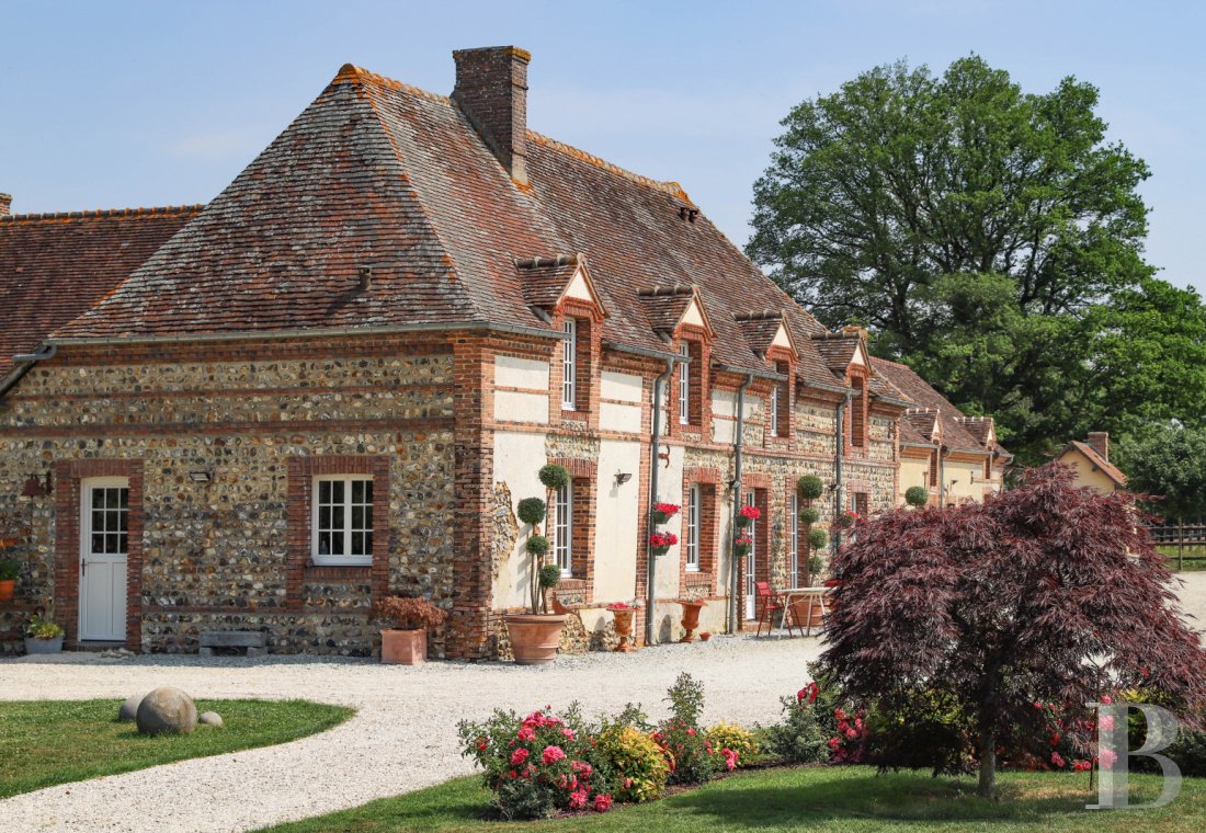 A former 18th century farmhouse with carefully renovated outbuildings on the edge of a forest in Perche - photo  n°6